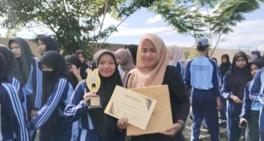 Penyerahan Hadiah Kegiatan Classmeeting