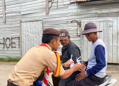 Pramuka Ambalan Ki Hajar Dewantara – RA Kartini (AMDEKAR) pangkalan SMKN 1 Warureja, Kwartir Ranting Warureja, Kwarcab Tegal, Jawa Tengah, melaksanakan giat berbagi takjil di daerah sekitar desa Sigentong.