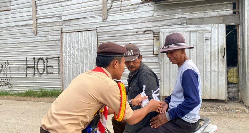 Pramuka Ambalan Ki Hajar Dewantara – RA Kartini (AMDEKAR) pangkalan SMKN 1 Warureja, Kwartir Ranting Warureja, Kwarcab Tegal, Jawa Tengah, melaksanakan giat berbagi takjil di daerah sekitar desa Sigentong.